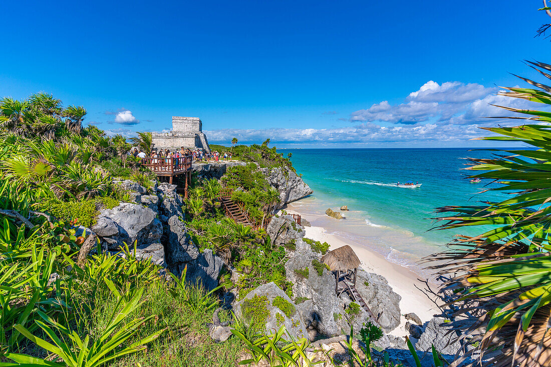 Blick auf Maya-Tempelruinen mit Blick auf das Meer, Tulum, Quintana Roo, Karibikküste, Halbinsel Yucatan, Riviera Maya, Mexiko, Nordamerika