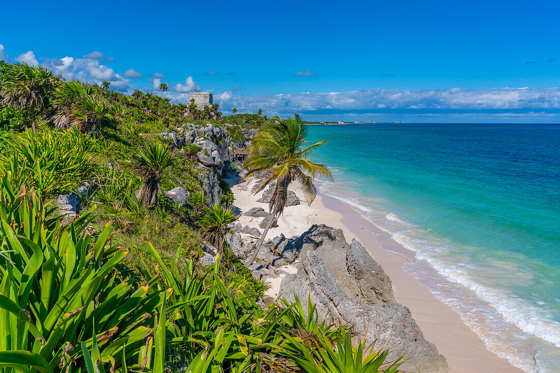 Blick auf Maya-Tempelruinen mit Blick auf das Meer, Tulum, Quintana Roo, Karibikküste, Halbinsel Yucatan, Riviera Maya, Mexiko, Nordamerika