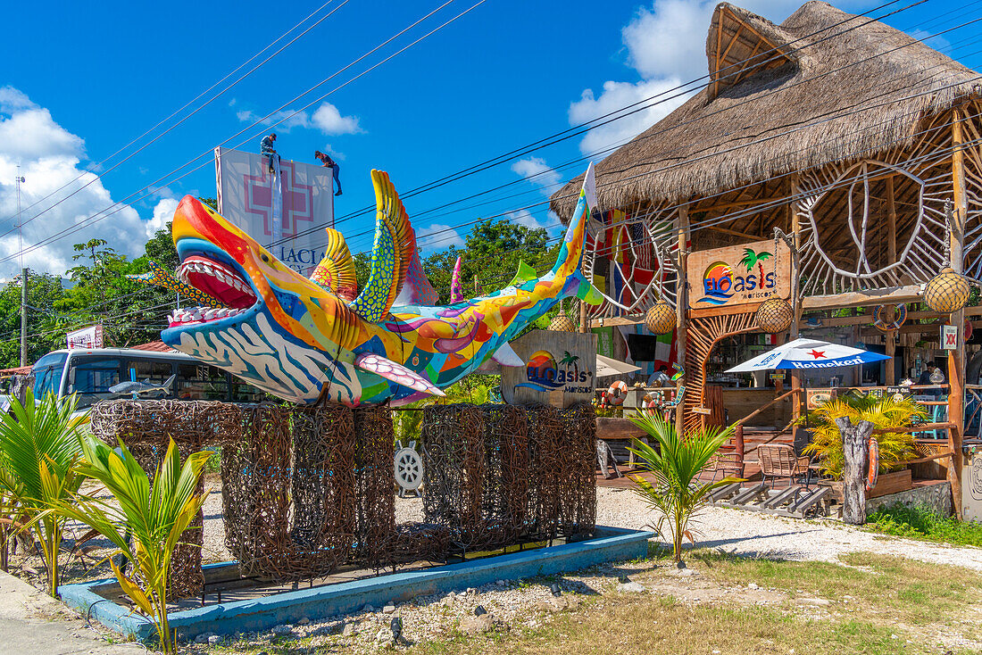 Blick auf das bunte Tulum-Schild, Tulum, Quintana Roo, Karibikküste, Halbinsel Yucatan, Riviera Maya, Mexiko, Nordamerika