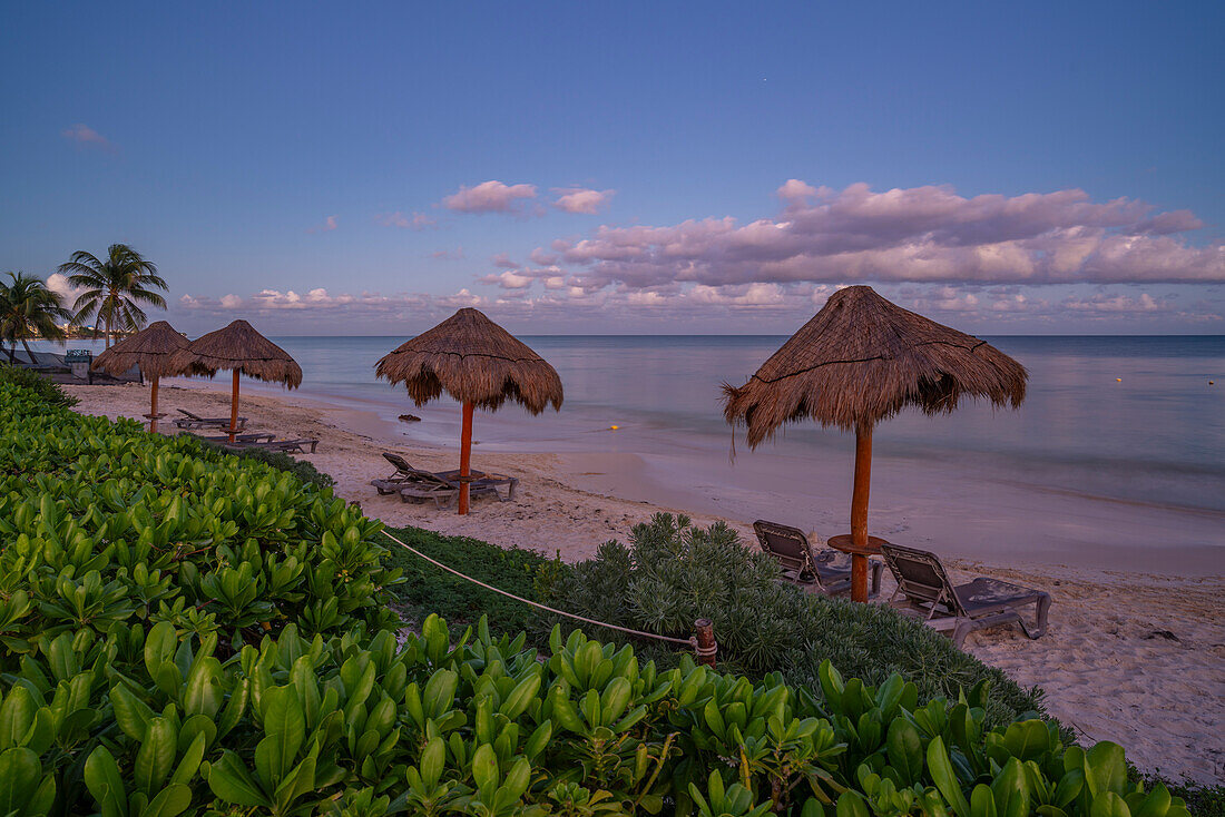 Blick auf Hotel und Strand in der Abenddämmerung bei Puerto Morelos, Quintana Roo, Karibikküste, Yucatan-Halbinsel, Riviera Maya, Mexiko, Nordamerika