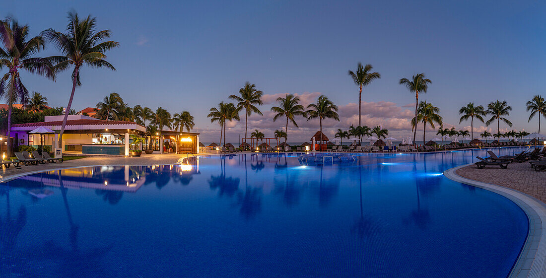 Blick auf Hotelpool und Meer in der Abenddämmerung bei Puerto Morelos, Quintana Roo, Karibikküste, Yucatan-Halbinsel, Riviera Maya, Mexiko, Nordamerika