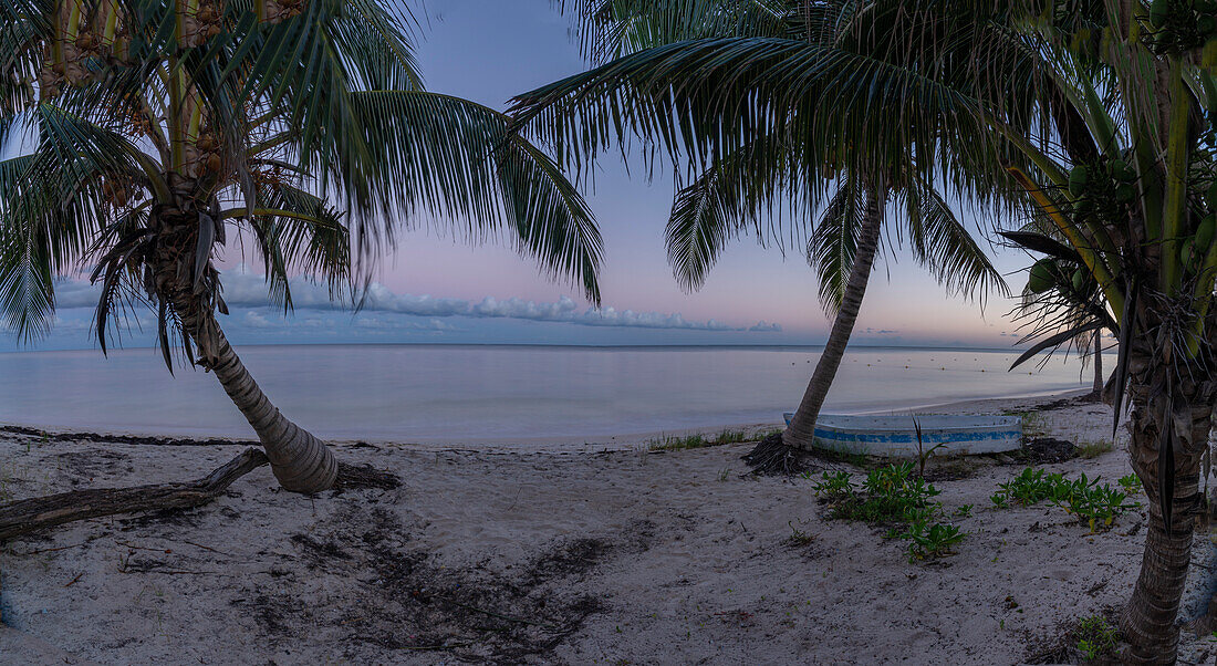 Blick auf ein rustikales Kanuboot am Strand bei Sonnenuntergang in der Nähe von Puerto Morelos, Quintana Roo, Karibikküste, Halbinsel Yucatan, Riviera Maya, Mexiko, Nordamerika