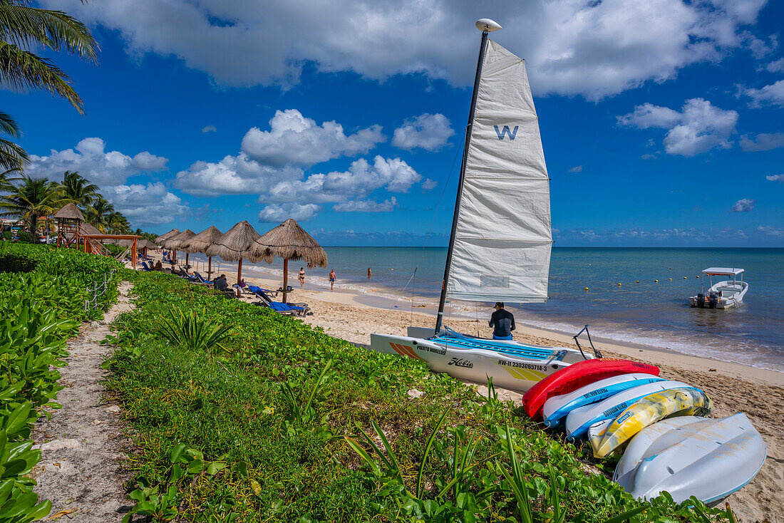 Blick auf Boote und Meer bei Puerto Morelos, Quintana Roo, Karibikküste, Yucatan-Halbinsel, Riviera Maya, Mexiko, Nordamerika