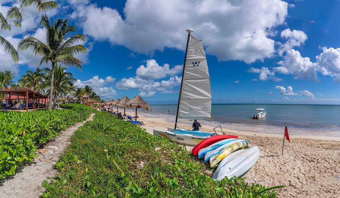 Blick auf Boote und Meer bei Puerto Morelos, Quintana Roo, Karibikküste, Yucatan-Halbinsel, Riviera Maya, Mexiko, Nordamerika