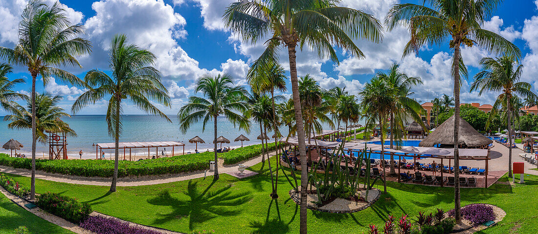 Blick auf Hotel und Meer bei Puerto Morelos, Quintana Roo, Karibikküste, Yucatan-Halbinsel, Riviera Maya, Mexiko, Nordamerika