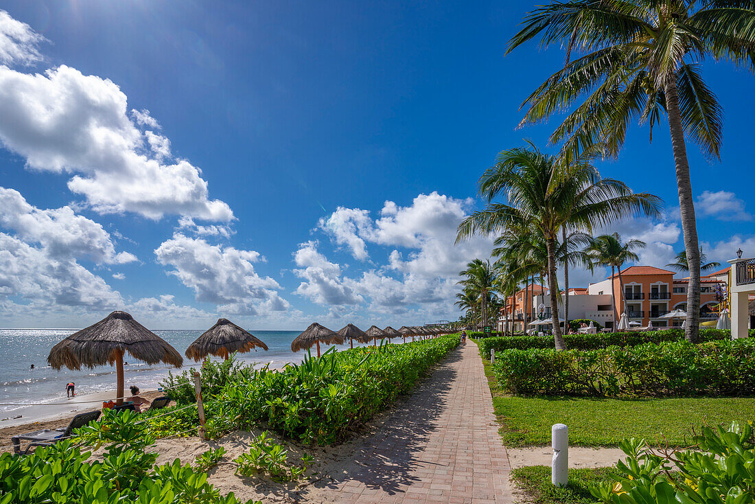 Blick auf Hotel und Strand bei Puerto Morelos, Quintana Roo, Karibikküste, Yucatan-Halbinsel, Riviera Maya, Mexiko, Nordamerika