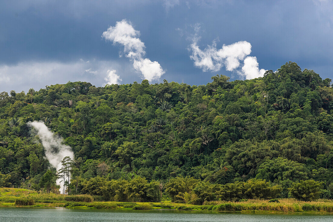 Dampfende Fumarolen am Linow-See, einer beliebten vulkanischen Attraktion und geothermischem Zentrum südlich der Stadt Tomohon, Linow-See, Tomohon, Nordsulawesi, Indonesien, Südostasien, Asien