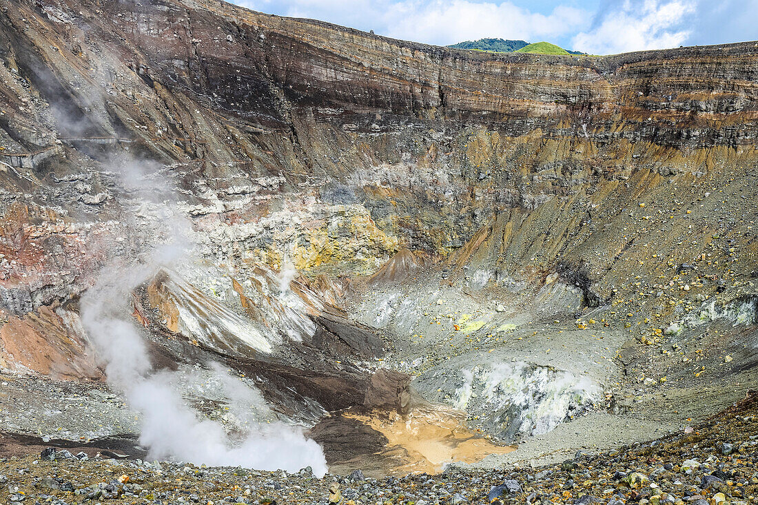 Dampfende Fumarolen, Schwefel und vulkanische Schichten im aktiven Krater Tompaluan am Vulkan Lokon nahe der Stadt Tomohon, Gunung Lokon, Tomohon, Nordsulawesi, Indonesien, Südostasien, Asien