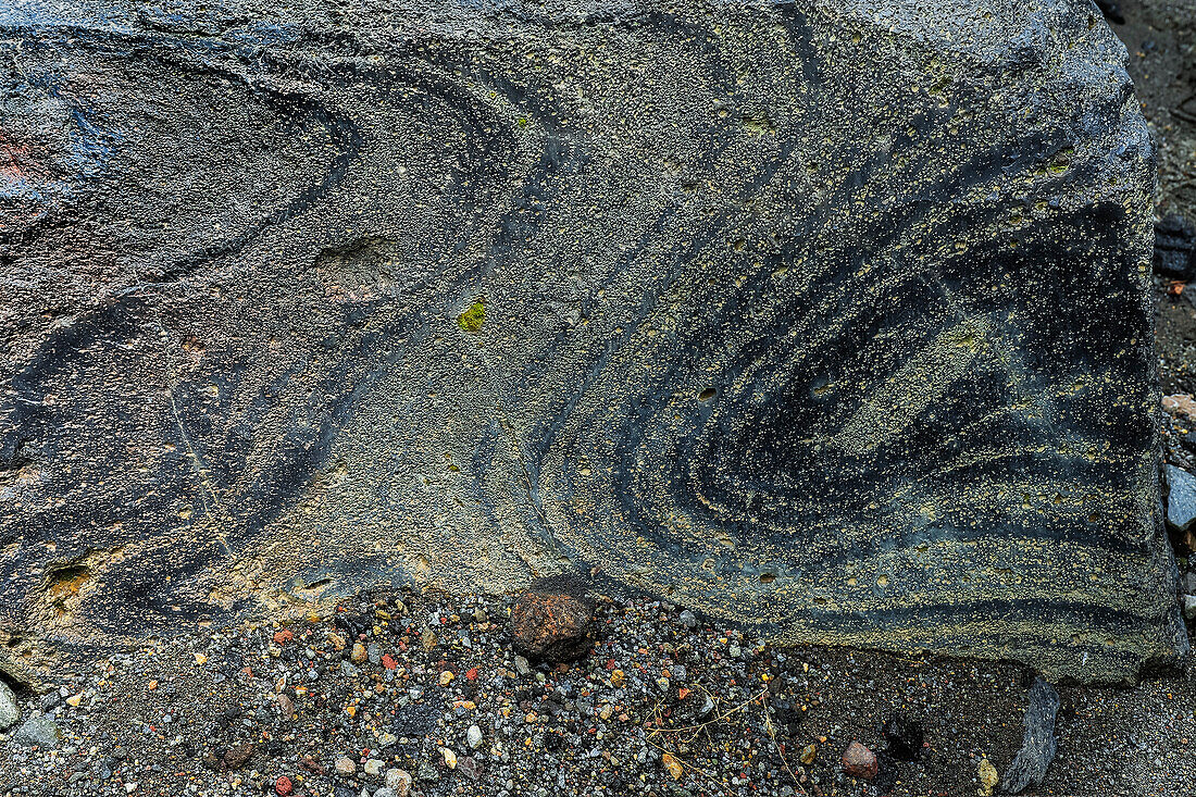 Wirbelnde Fließlinien aus vulkanischem Glas (Obsidian) in einem Stück Lava am Vulkan Mount Lokon nahe der Stadt Tomohon, Gunung Lokon, Tomohon, Nordsulawesi, Indonesien, Südostasien, Asien