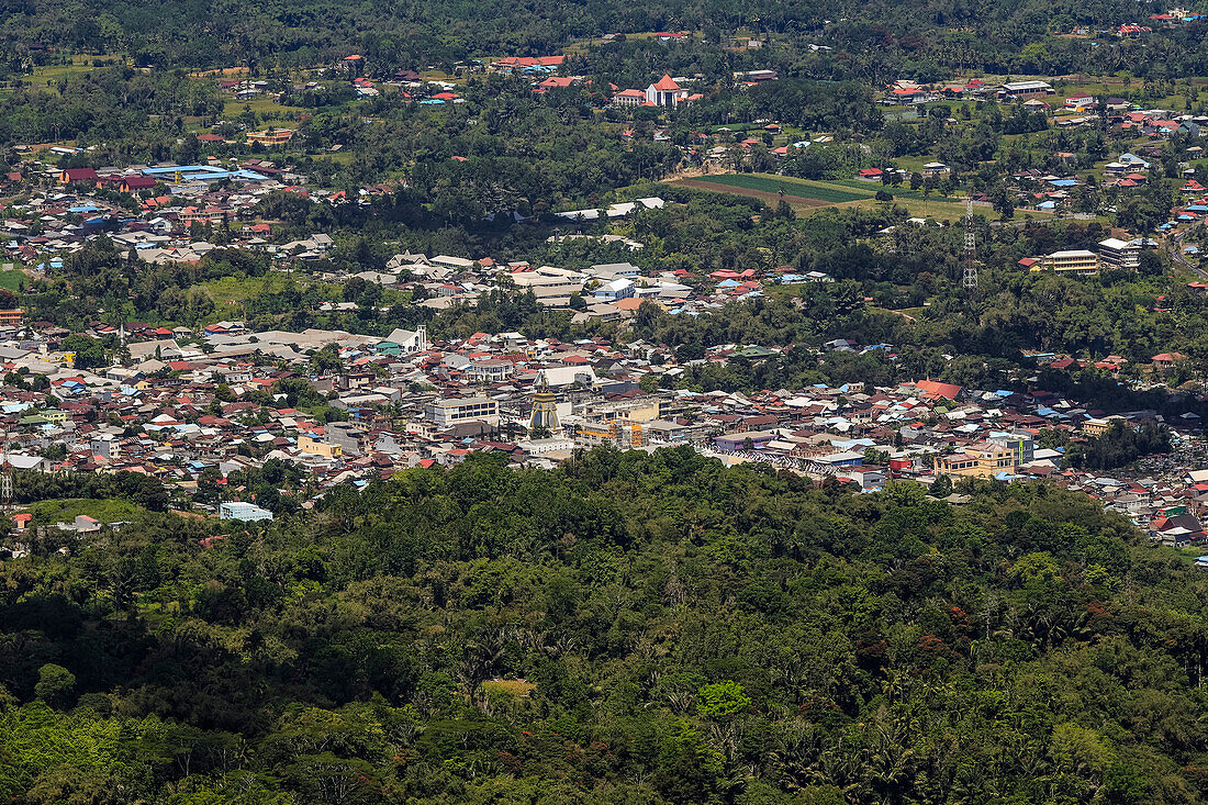 Tomohon City, in der Nähe von vier Vulkanen gelegen, von denen zwei aktiv sind, bekannt für sein Blumenfest und den Extremitätenmarkt, Tomohon, Nordsulawesi, Indonesien, Südostasien, Asien