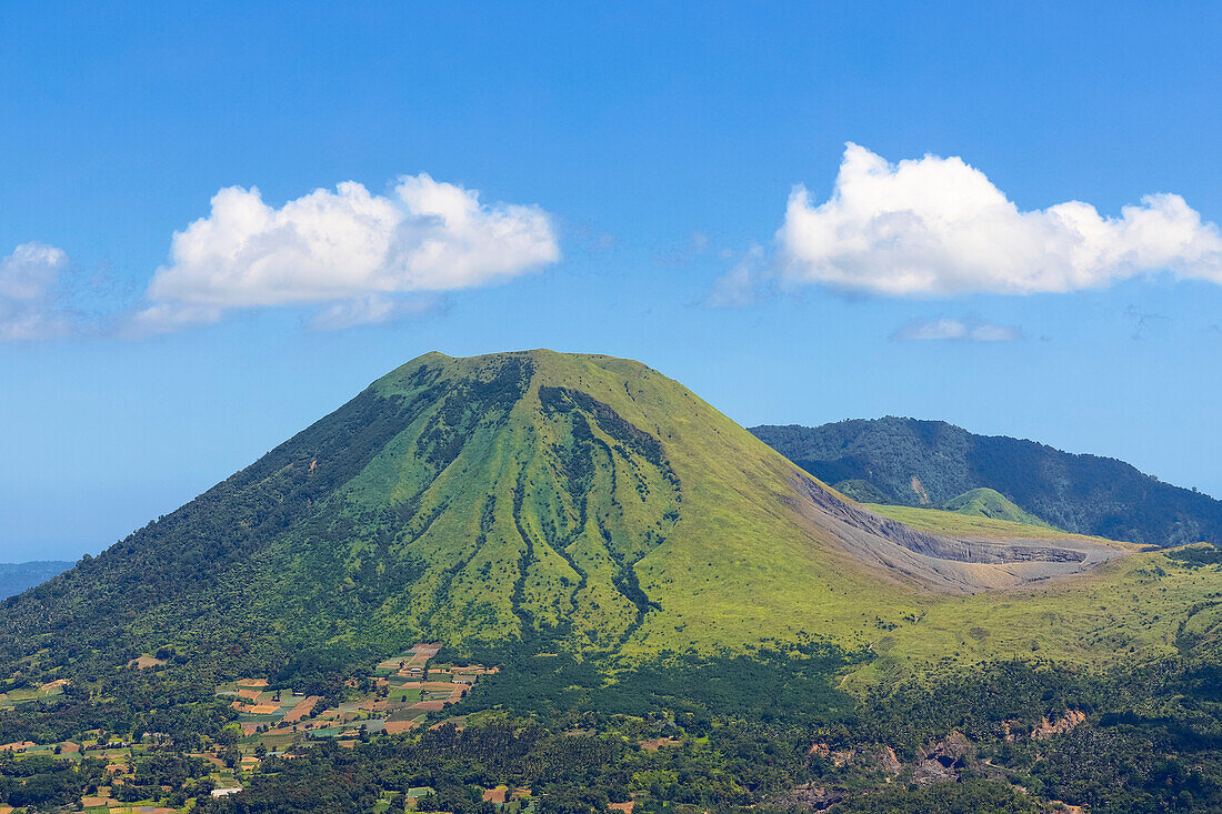 Vulkan Mount Lokon mit aktivem Krater Tompaluan auf dem Sattel zwischen dem benachbarten Mount Empung, nahe Tomohon Stadt, Gunung Lokon, Tomohon, Nordsulawesi, Indonesien, Südostasien, Asien