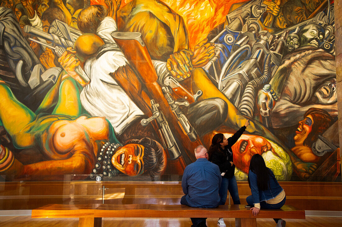 Fremdenführer mit Touristen bei der Betrachtung eines Freskos von Jose Clemente Orozco, Palacio de Bellas Artes (Palast der Schönen Künste), Mexiko-Stadt, Mexiko, Nordamerika