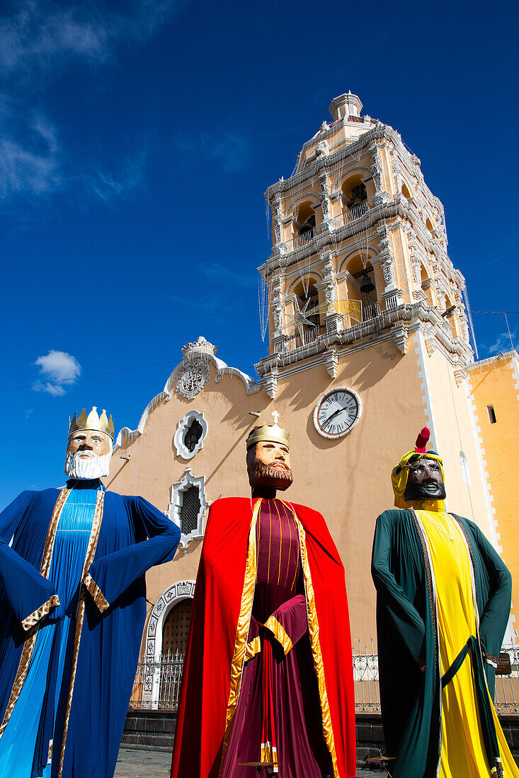 Statuen der Heiligen Drei Könige im Vordergrund, Kirche Santa Maria de la Natividad, 1644, Atlixco, Pueblos Magicos, Bundesstaat Puebla, Mexiko, Nordamerika