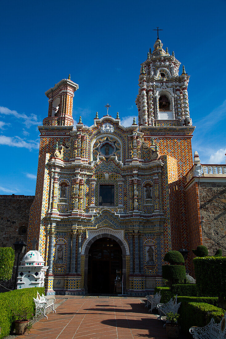 Fassade mit polychromer Barockdekoration und Talavera-Azulejos, Kirche San Francisco Acatepec, gegründet Mitte des 16. Jahrhunderts, San Francisco Acatepec, Puebla, Mexiko, Nordamerika