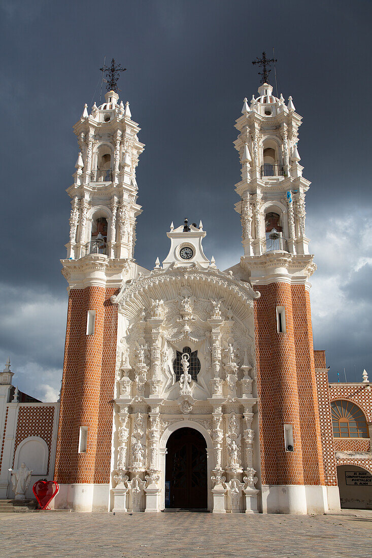 Stürmisches Wetter im Hintergrund, Basilika Unserer Lieben Frau von Ocotlan, Tlaxcala-Stadt, Bundesstaat Tlaxcal, Mexiko, Nordamerika