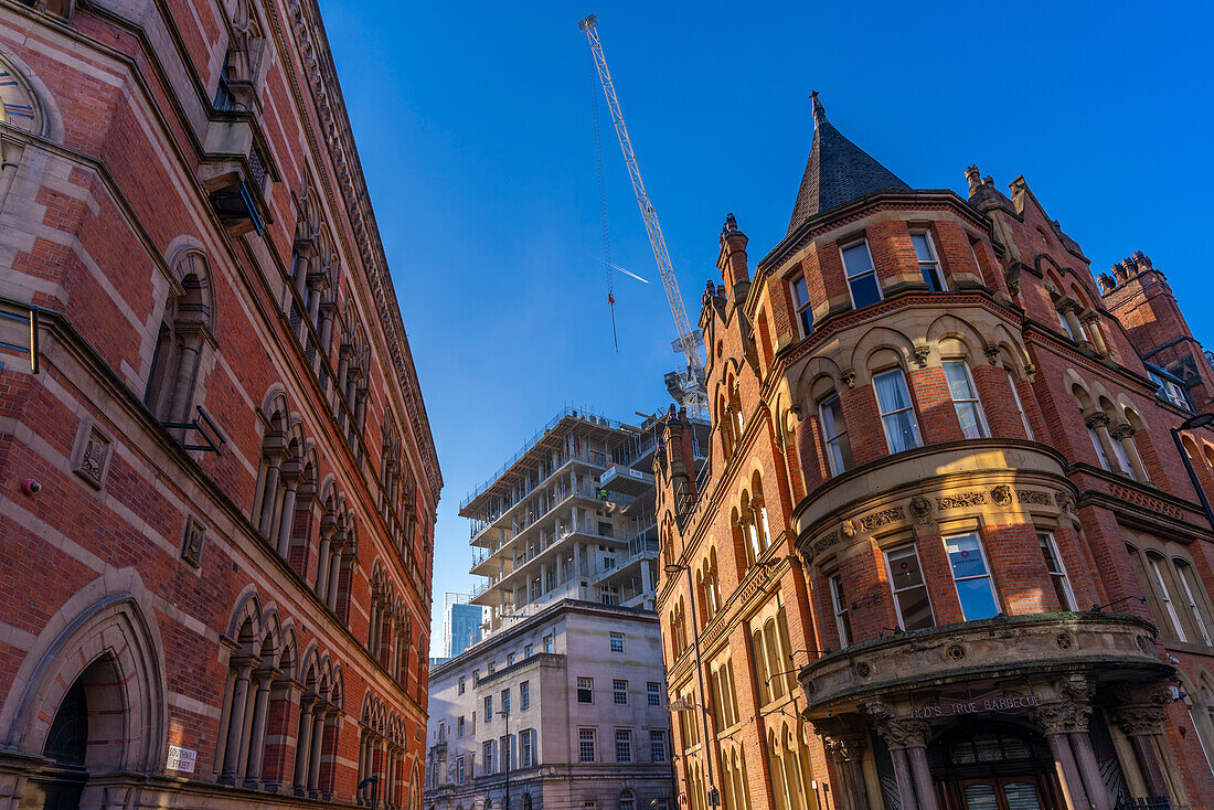 Blick auf rote Backsteinarchitektur und neues Gebäude am Albert Square, Manchester, Lancashire, England, Vereinigtes Königreich, Europa