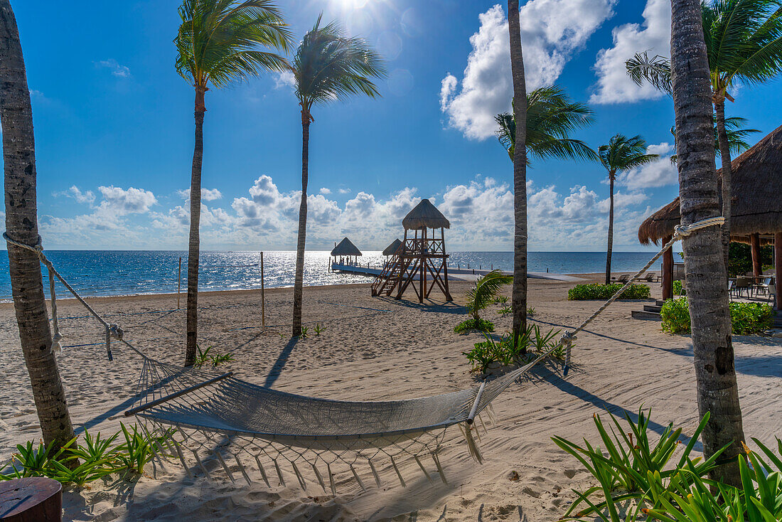 Blick auf eine Hängematte am Strand von Puerto Morelos, Karibikküste, Yucatan-Halbinsel, Riviera Maya, Mexiko, Nordamerika