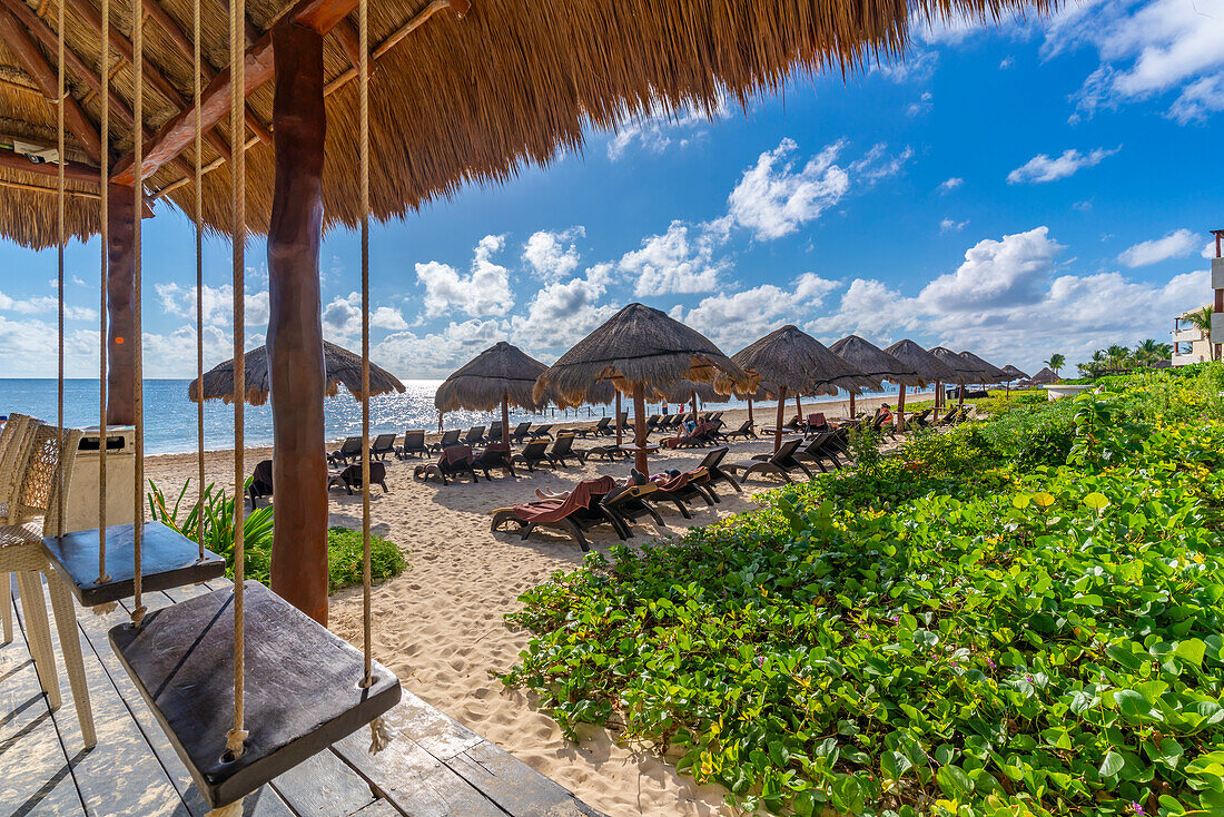 Blick auf Strand und Sonnenschirme in Puerto Morelos, Karibikküste, Yucatan-Halbinsel, Riviera Maya, Mexiko, Nordamerika