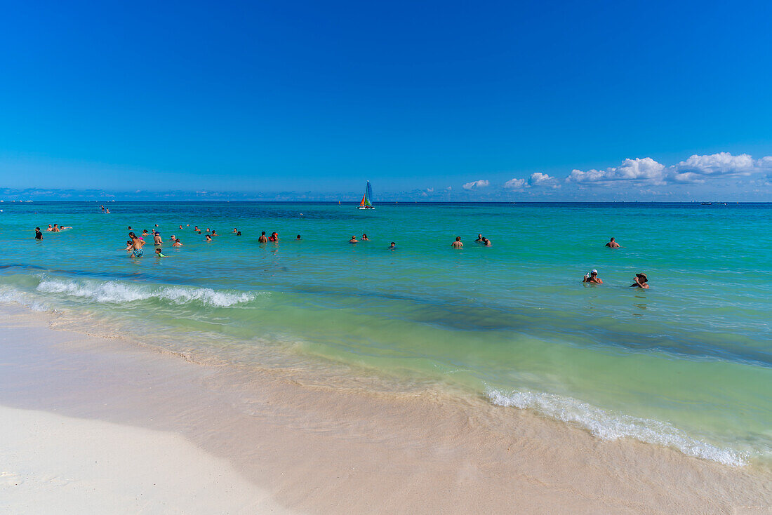 Blick auf Strand und Meer, Playa del Carmen, Karibikküste, Halbinsel Yucatan, Riviera Maya, Mexiko, Nordamerika