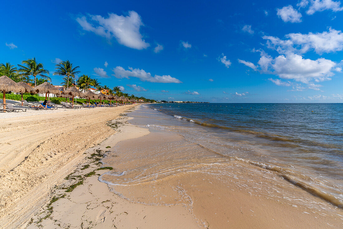 Blick auf den Strand von Puerto Morelos, Karibikküste, Halbinsel Yucatan, Riviera Maya, Mexiko, Nordamerika