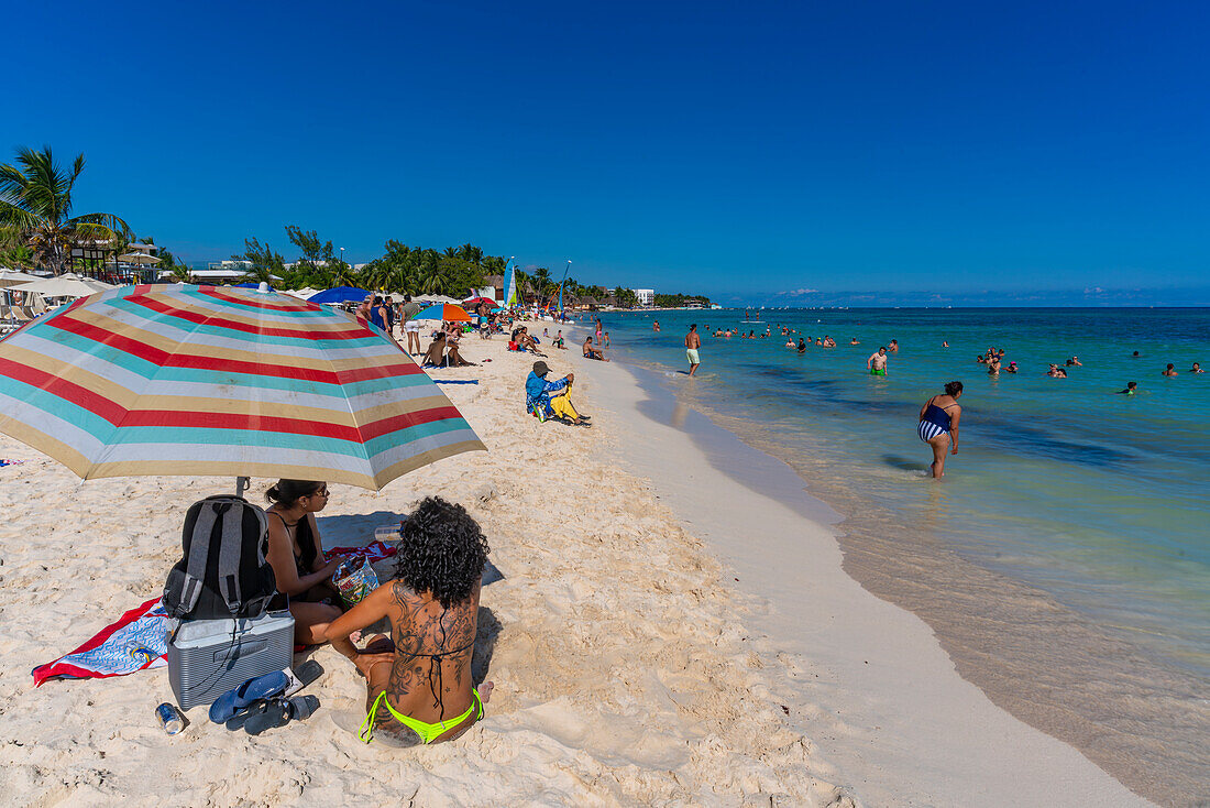 Blick auf Strand und Meer, Playa del Carmen, Karibikküste, Halbinsel Yucatan, Riviera Maya, Mexiko, Nordamerika