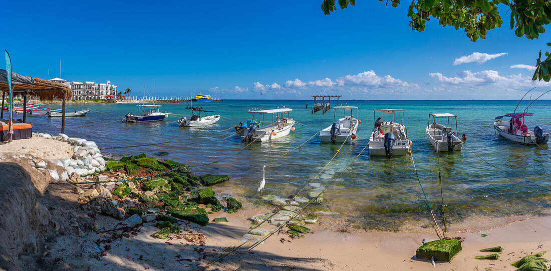 Blick auf kleine Boote im Hafen, Playa del Carmen, Karibikküste, Yucatan-Halbinsel, Riviera Maya, Mexiko, Nordamerika