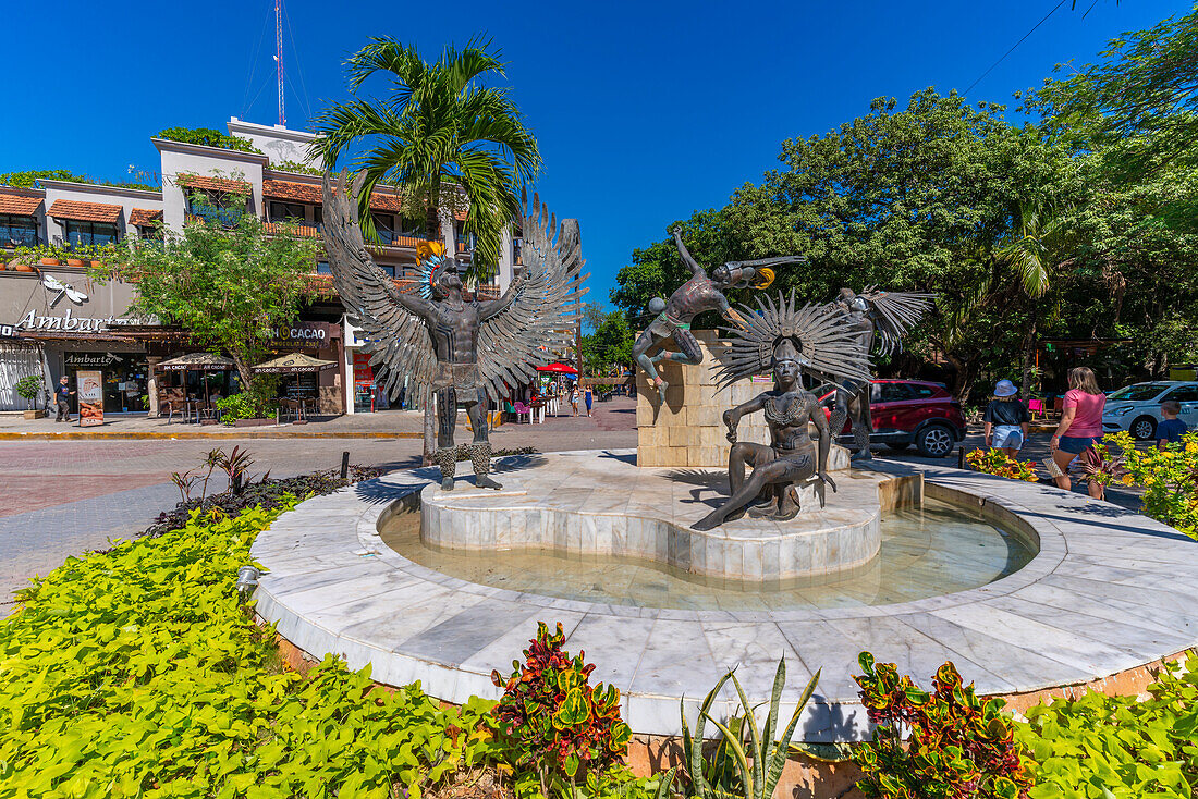 View of shops and sculpture on 5th Avenue, Playa del Carmen, Caribbean Coast, Yucatan Peninsula, Riviera Maya, Mexico, North America