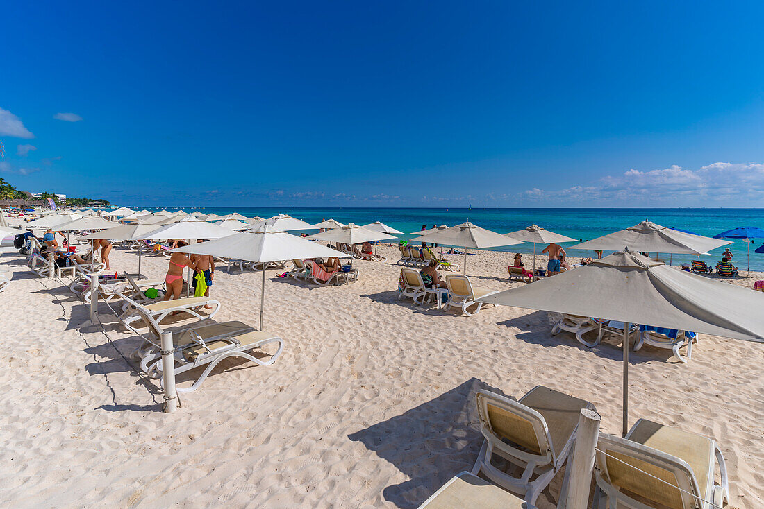 Blick auf Strand und Meer, Playa del Carmen, Karibikküste, Halbinsel Yucatan, Riviera Maya, Mexiko, Nordamerika