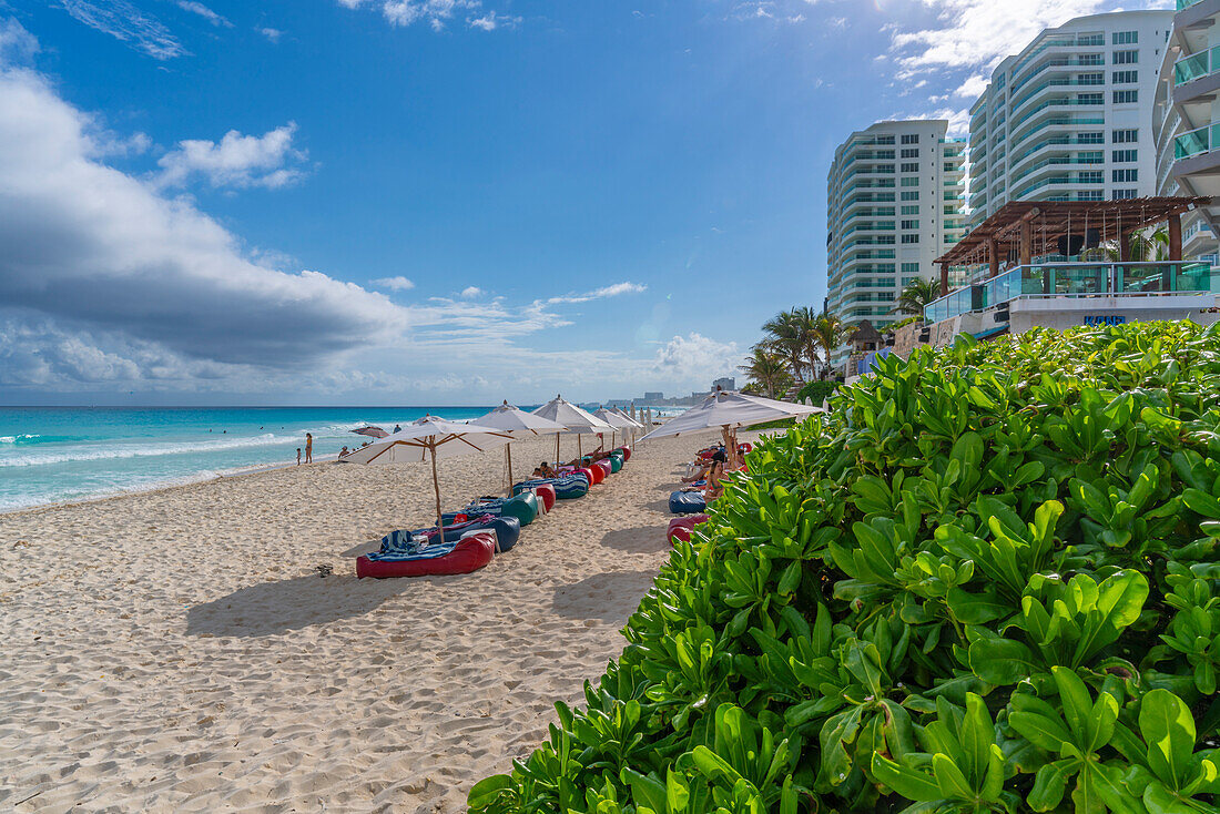 Blick auf Hotels und Strand, Hotel Zone, Cancun, Karibikküste, Halbinsel Yucatan, Riviera Maya, Mexiko, Nordamerika