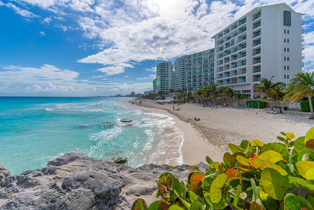 Blick auf Hotels und Strand, Hotel Zone, Cancun, Karibikküste, Halbinsel Yucatan, Riviera Maya, Mexiko, Nordamerika