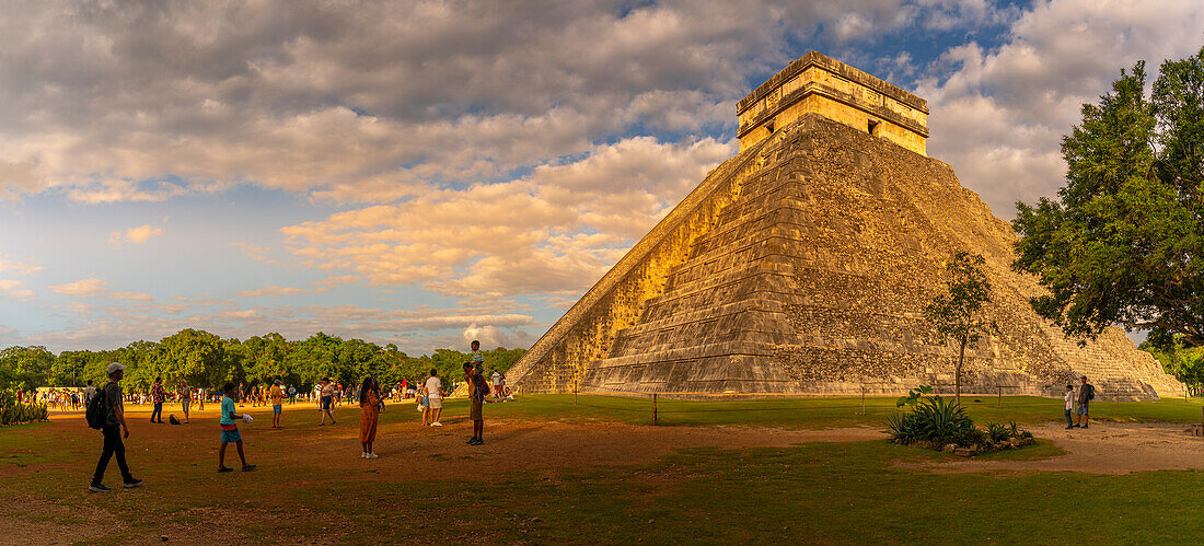 Blick auf El Castillo (Die Pyramide des Kukulkan), Maya-Ruine, Chichen Itza, UNESCO-Weltkulturerbe, Bundesstaat Yucatan, Yucatan-Halbinsel, Mexiko, Nordamerika