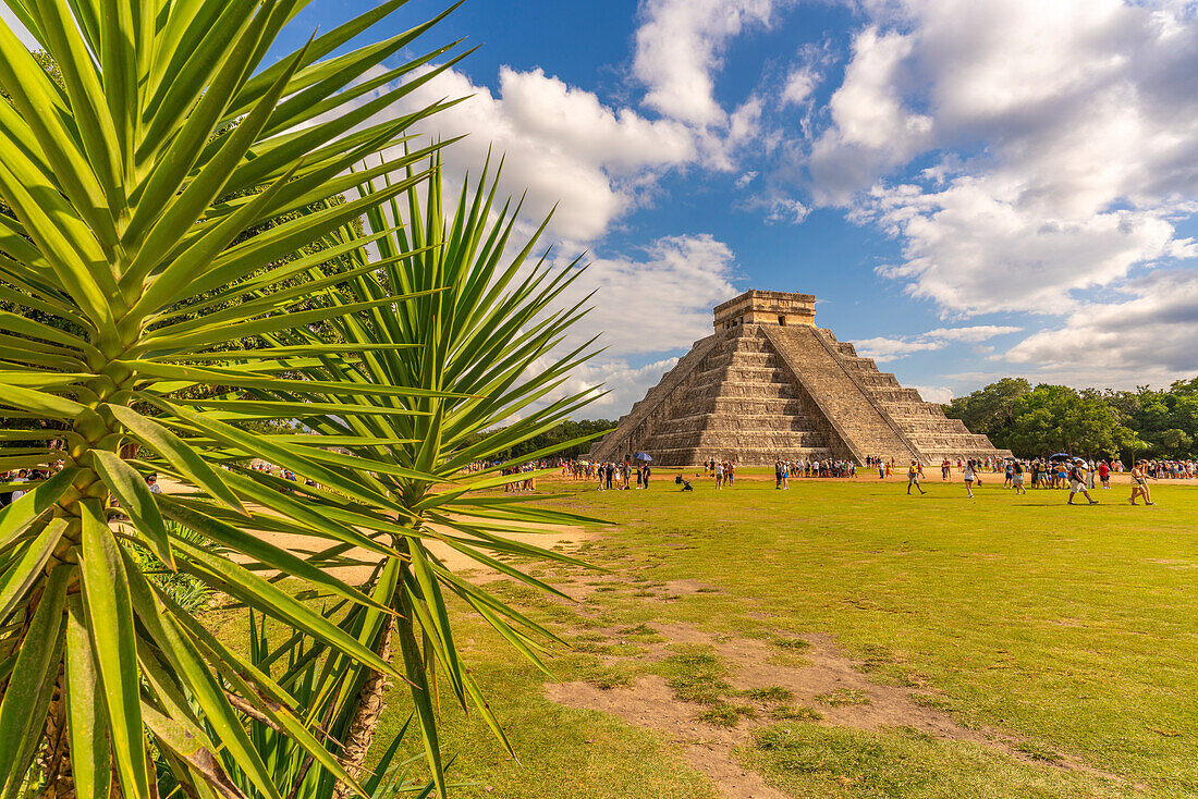 Blick auf El Castillo (Die Pyramide des Kukulkan), Maya-Ruine, Chichen Itza, UNESCO-Weltkulturerbe, Bundesstaat Yucatan, Yucatan-Halbinsel, Mexiko, Nordamerika