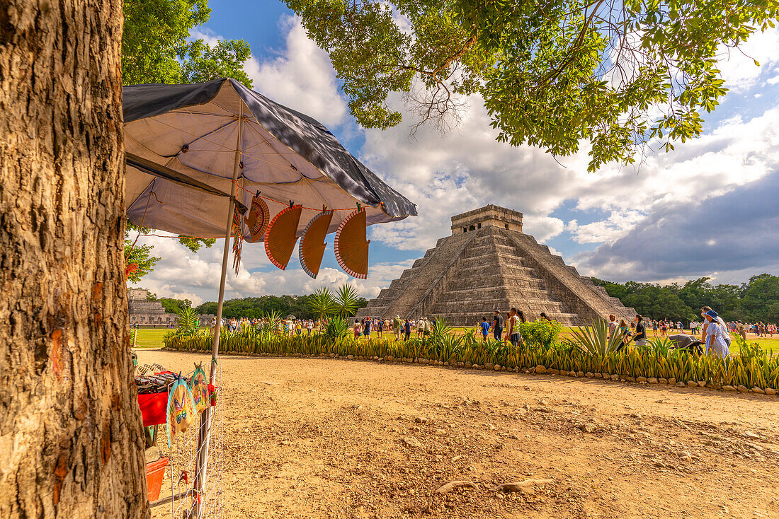 Blick auf El Castillo (Die Pyramide des Kukulkan), Maya-Ruine, Chichen Itza, UNESCO-Weltkulturerbe, Bundesstaat Yucatan, Yucatan-Halbinsel, Mexiko, Nordamerika