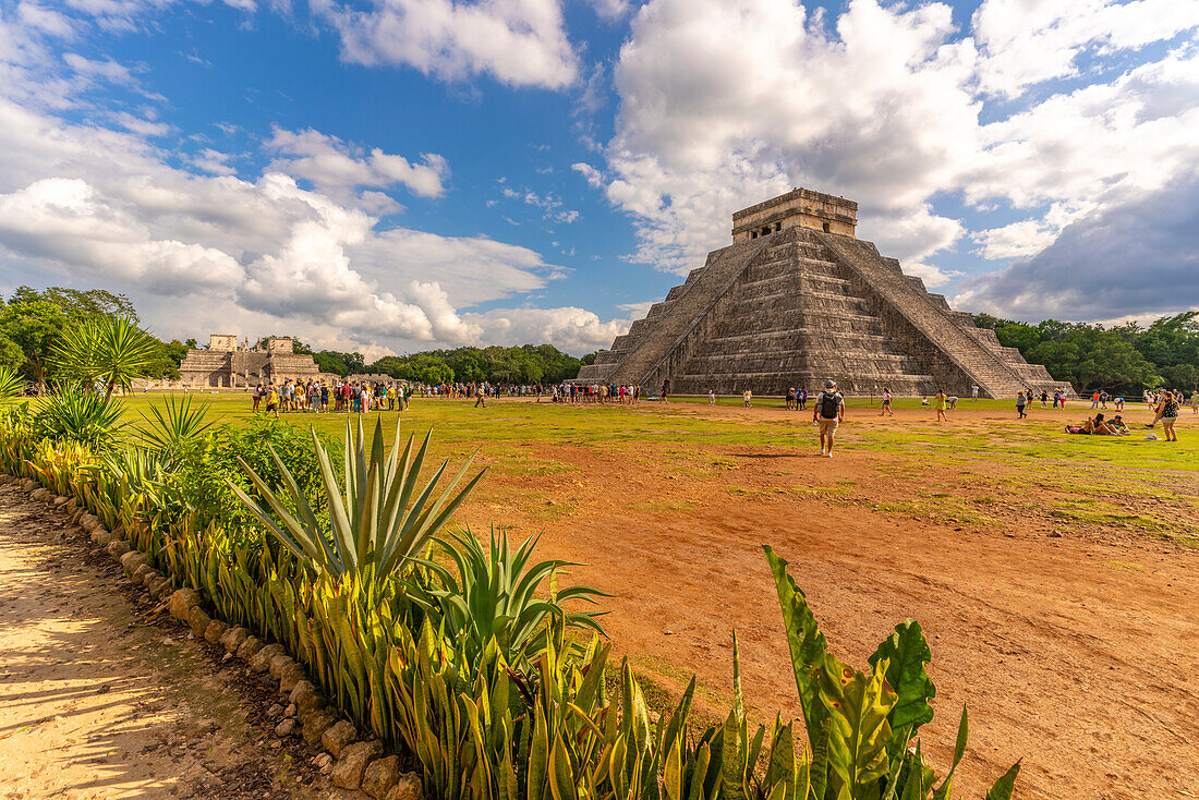 View of El Castillo (The Pyramid of Kukulkan), Mayan Ruin, Chichen Itza, UNESCO World Heritage Site, Yucatan State, Yucatan Peninsula, Mexico, North America