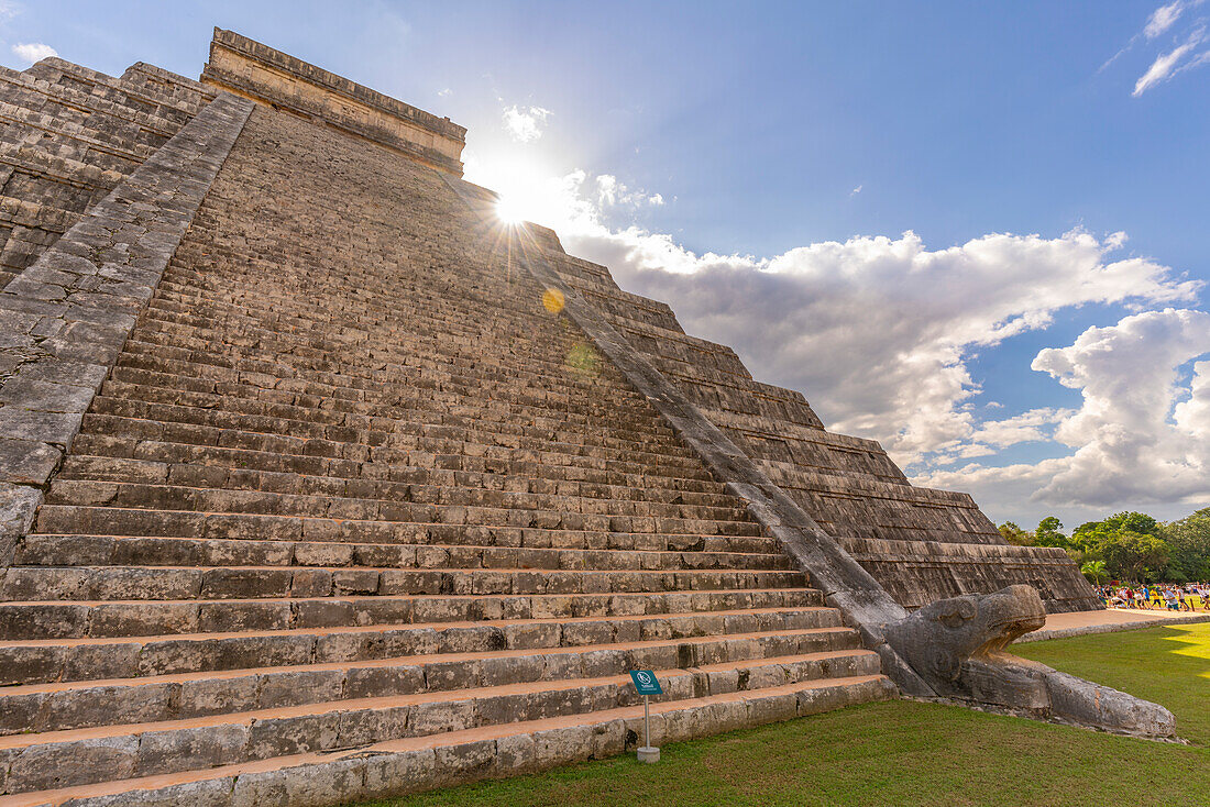 Blick auf El Castillo (Die Pyramide des Kukulkan), Maya-Ruine, Chichen Itza, UNESCO-Weltkulturerbe, Bundesstaat Yucatan, Yucatan-Halbinsel, Mexiko, Nordamerika