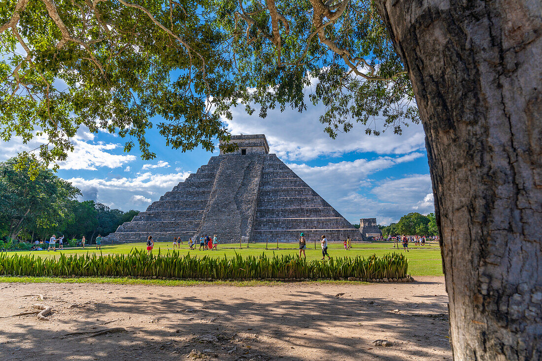 Blick auf El Castillo (Die Pyramide des Kukulkan), Maya-Ruine, Chichen Itza, UNESCO-Weltkulturerbe, Bundesstaat Yucatan, Yucatan-Halbinsel, Mexiko, Nordamerika