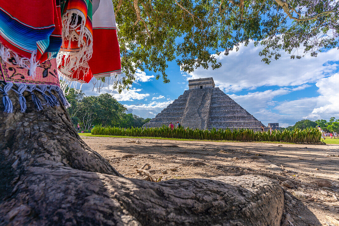 Blick auf El Castillo (Die Pyramide des Kukulkan), Maya-Ruine, Chichen Itza, UNESCO-Weltkulturerbe, Bundesstaat Yucatan, Yucatan-Halbinsel, Mexiko, Nordamerika