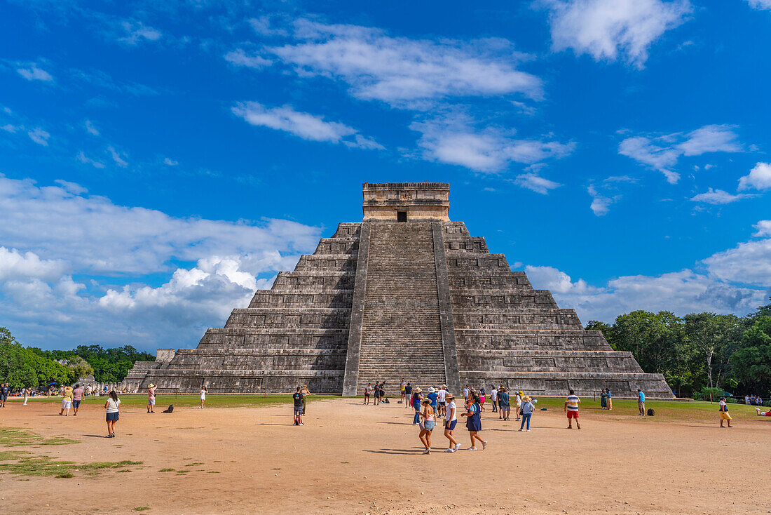 View of El Castillo (The Pyramid of Kukulkan), Mayan Ruin, Chichen Itza, UNESCO World Heritage Site, Yucatan State, Yucatan Peninsula, Mexico, North America