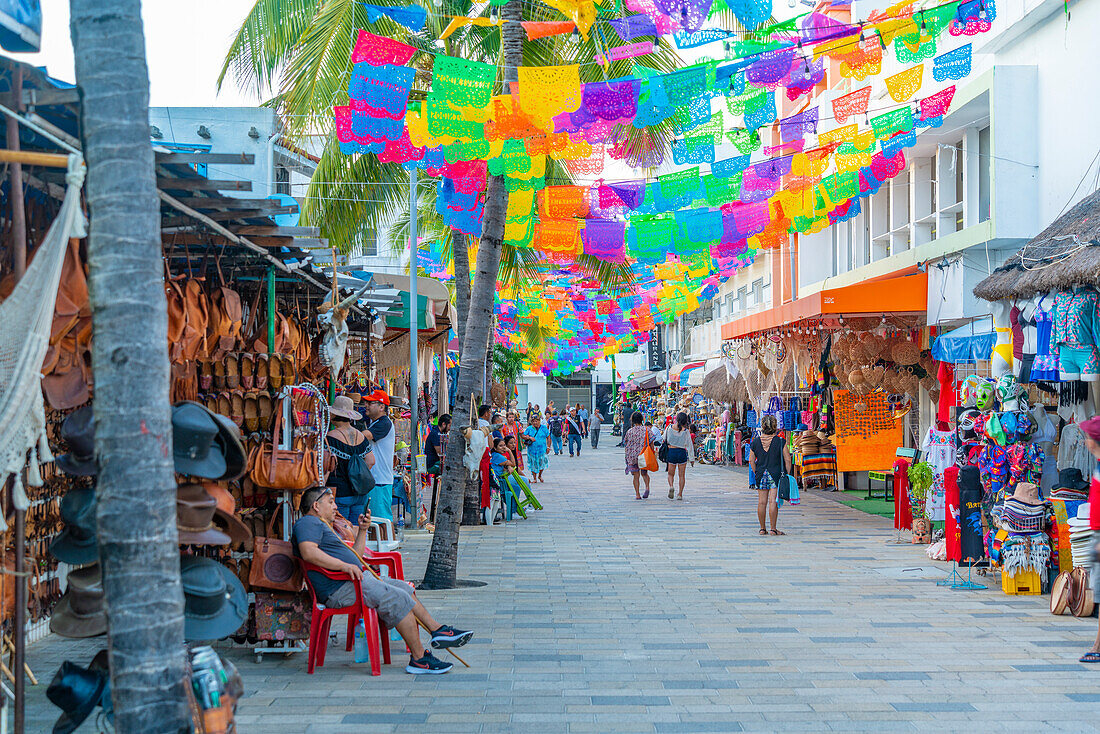 View of busy 5th Avenue, Playa del Carmen, Quintana Roo, Caribbean Coast, Yucatan Peninsula, Riviera Maya, Mexico, North America