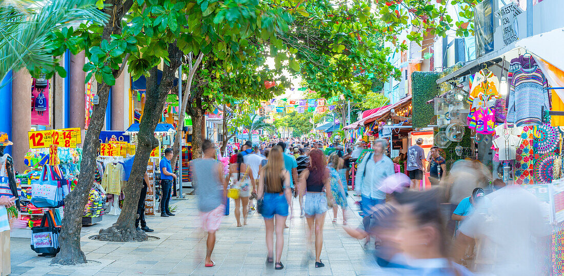 View of busy 5th Avenue, Playa del Carmen, Quintana Roo, Caribbean Coast, Yucatan Peninsula, Riviera Maya, Mexico, North America