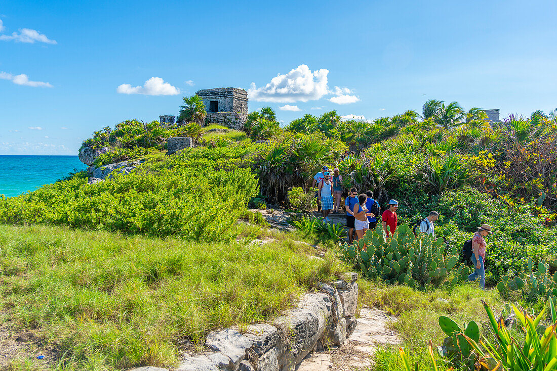 Blick auf Touristen und Maya-Tempelruinen mit Blick aufs Meer, Tulum, Quintana Roo, Karibikküste, Halbinsel Yucatan, Riviera Maya, Mexiko, Nordamerika