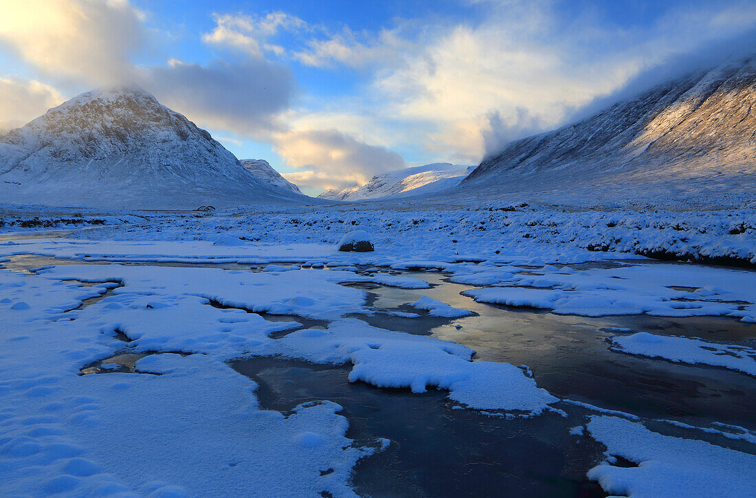 Buachaille Etive Mor und der Fluss Etive, Highland, Schottland, Vereinigtes Königreich, Europa