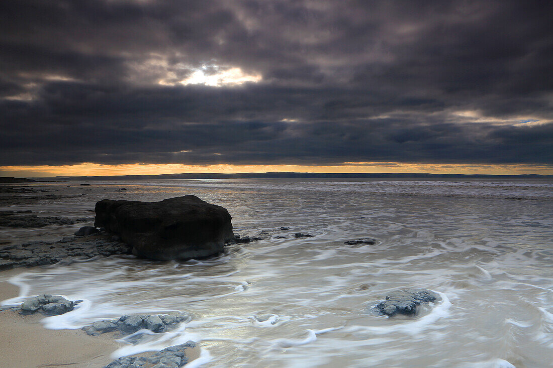 Der Bristol-Kanal von Traeth Bach, nahe Southerndown, Glamorgan Heritage Coast, Südwales, Vereinigtes Königreich, Europa