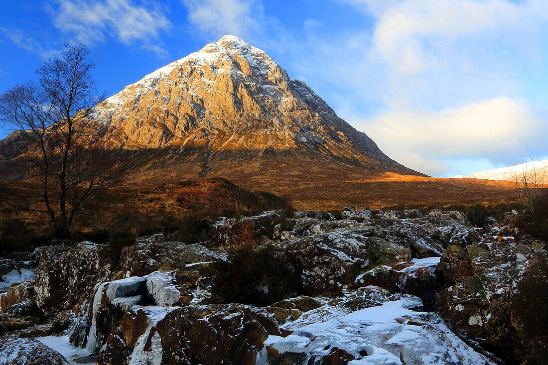 Buachaille Etive MA?r und der Fluss Coupall, in der Nähe von Glencoe, Highland, Schottland, Vereinigtes Königreich, Europa