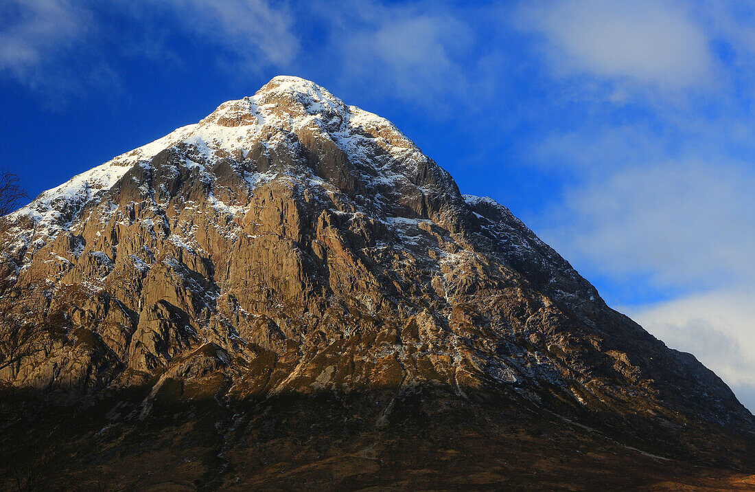 Buachaille Etive Mor und Fluss Coupall, in der Nähe von Glencoe, Highland, Schottland, Vereinigtes Königreich, Europa