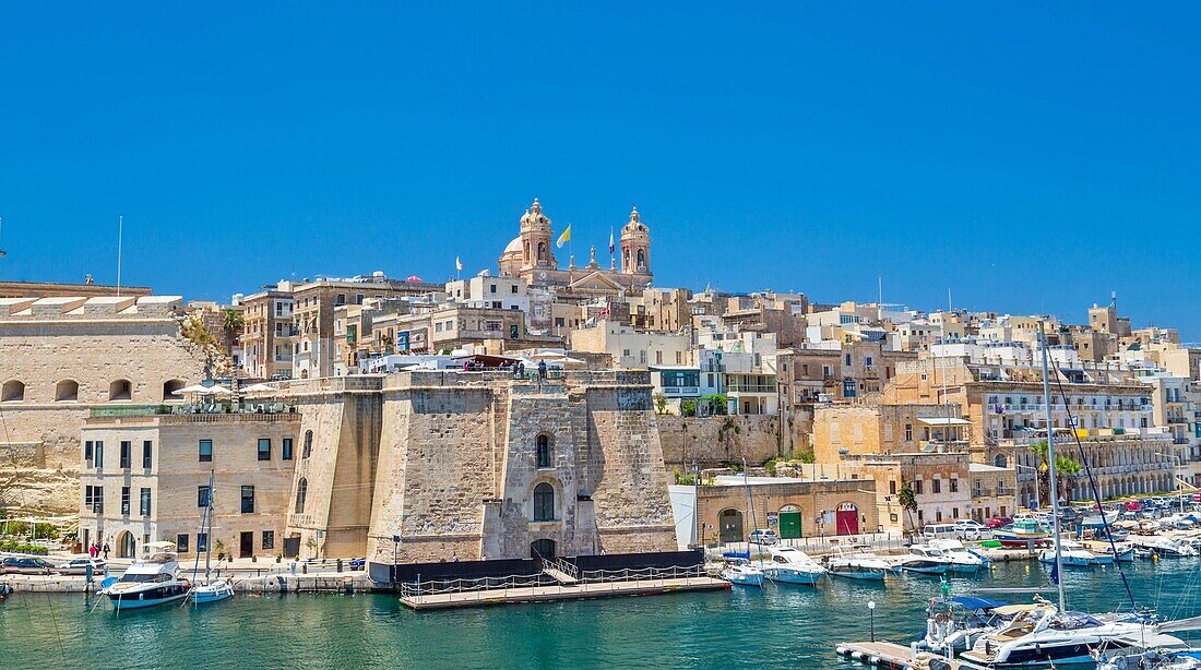 Die Basilika Mariä Geburt, die sich über Senglea und den Yachthafen von Vittoriosa erhebt, Valletta, Malta, Mittelmeerraum, Europa