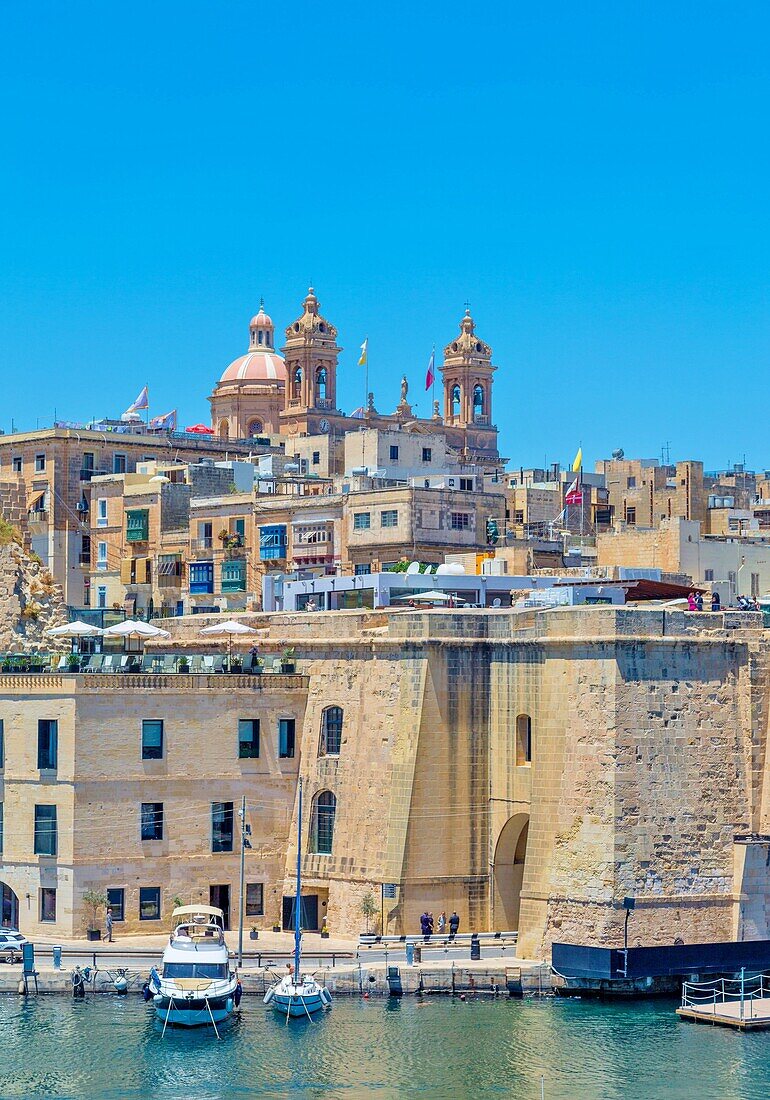 Die Basilika der Geburt Marias, die sich über Senglea erhebt, Valletta, Malta, Mittelmeer, Europa