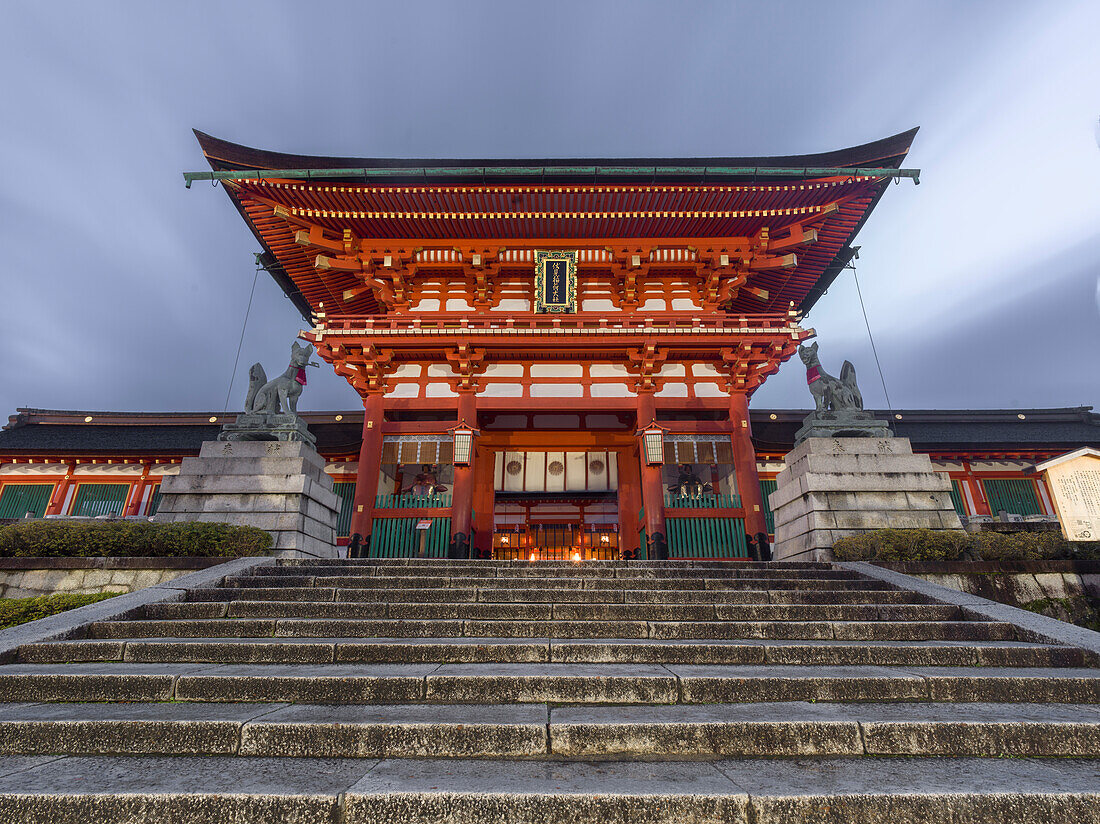 Das Turmtor am Fushimi Inari Taisha-Schrein in Kyoto, Honshu, Japan, Asien