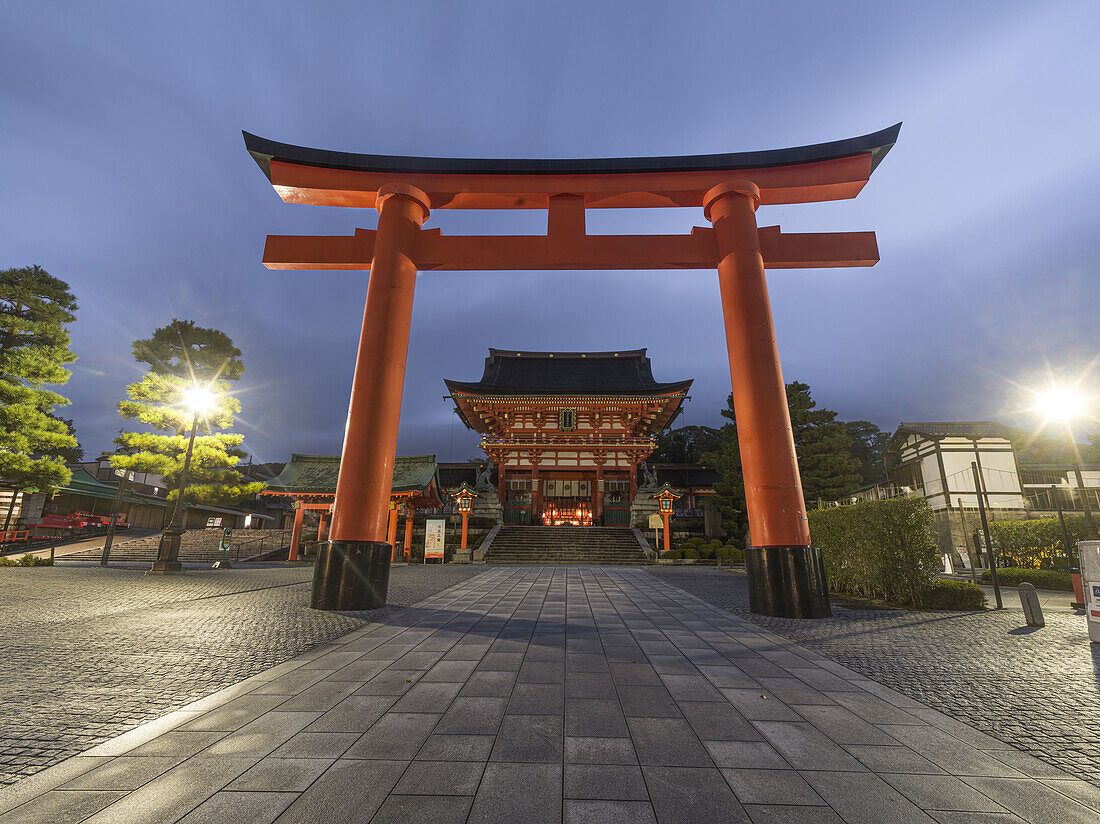 Das zweite Torii-Tor am Fushimi Inari Taisha-Schrein in Kyoto, Honshu, Japan, Asien