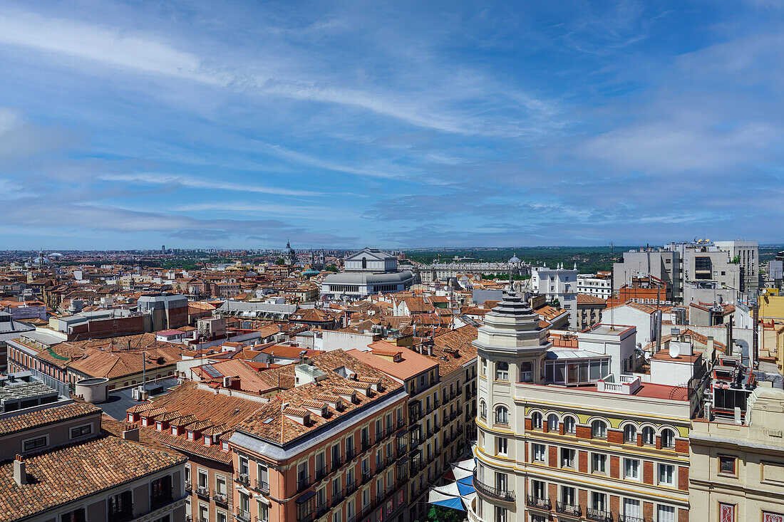 Panoramablick auf die Skyline von Madrid mit ikonischen Gebäuden unter einem blauen Himmel mit Wolken, Madrid, Spanien, Europa